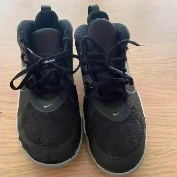 Nike Boys Team Hustle Black Basketball Sneakers 5.5Y - Picture 1 of 10
